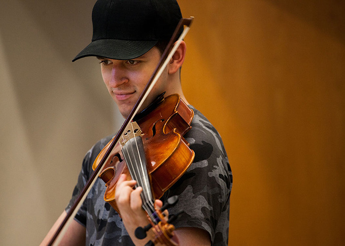 Student playing the violin.