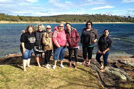Study abroad students posing in Australia by the water